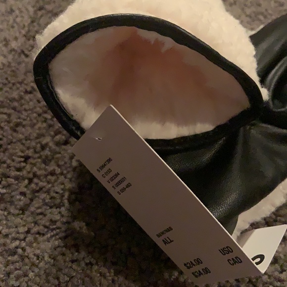 Urban Outfitters Mittens - Picture 4 of 4